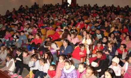 Casi 400 niños colmaron el teatro