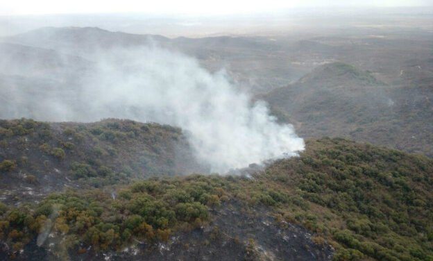Bomberos avanzan en el control del incendio en las sierras
