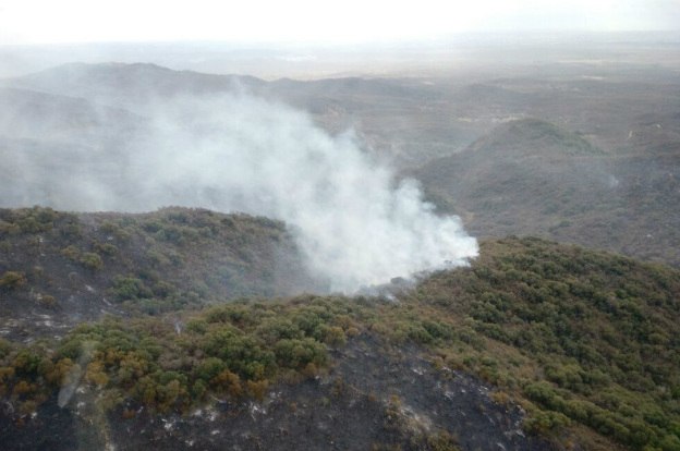 Bomberos avanzan en el control del incendio en las sierras