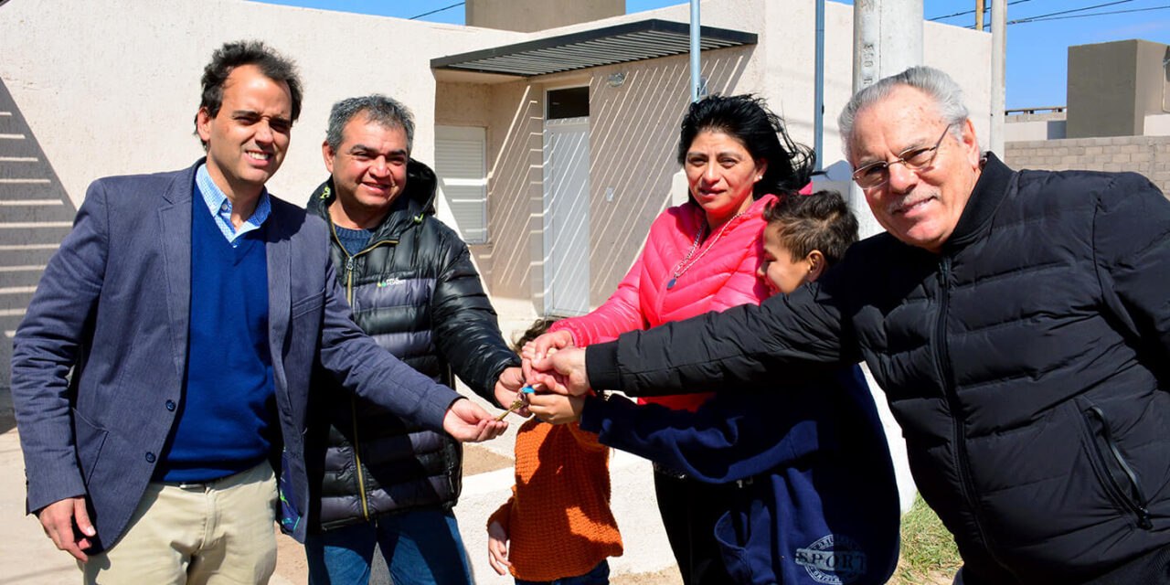 Llamosas entregó 5 viviendas más en el barrio Castelli 1