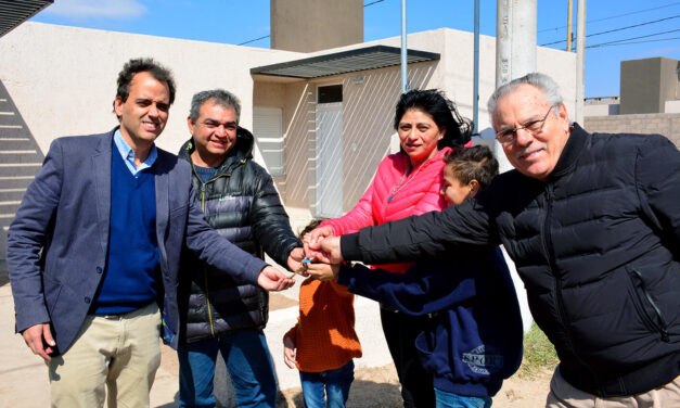 Llamosas entregó 5 viviendas más en el barrio Castelli 1