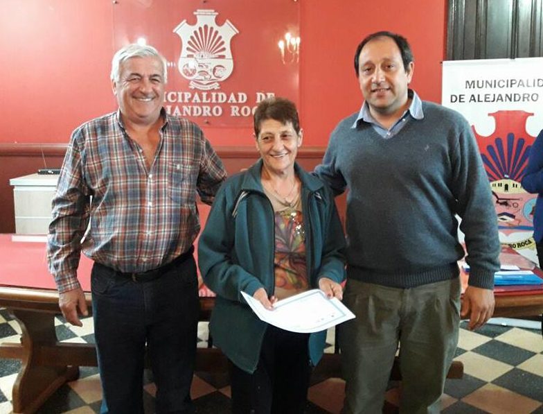 Alejandro Roca Pcp Entrega programa Vida Digna en Alejandro Roca | La Ribera Web