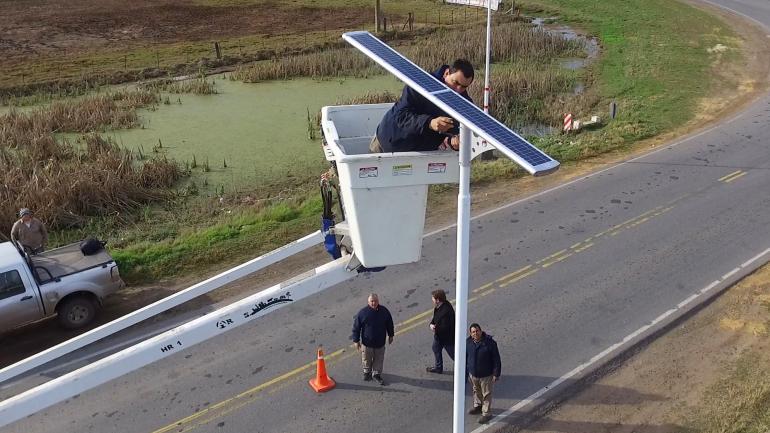 El cruce de las rutas 12 y 8, iluminado con energía solar