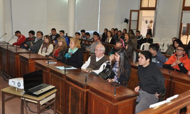 Jóvenes debatieron en la jornada “Los lápices siguen escribiendo”
