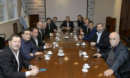 Intendentes del interior reunidos con el Ministro de Defensa
