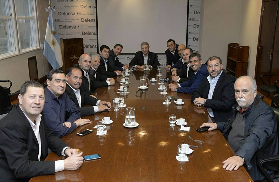 Intendentes del interior reunidos con el Ministro de Defensa
