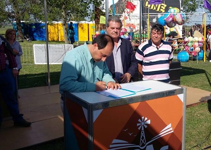 Bengolea recibió máquinas viales para obras