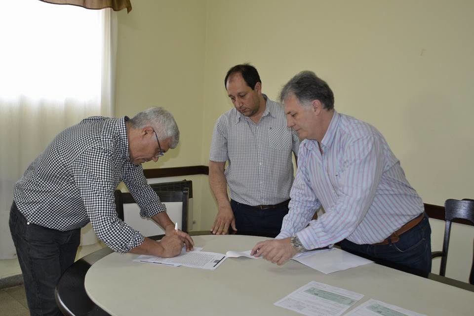 Entrega de aportes a dos clubes de La Carlota