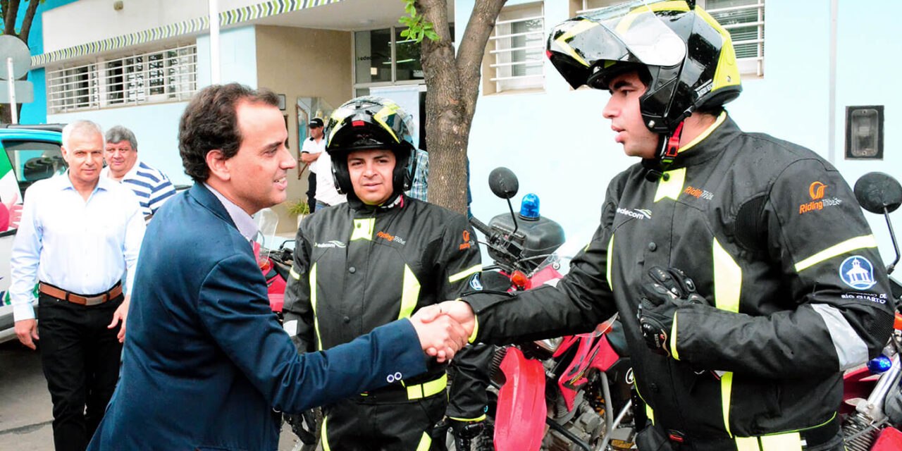 Presentaron nuevos uniformes de seguridad para los agentes de tránsito