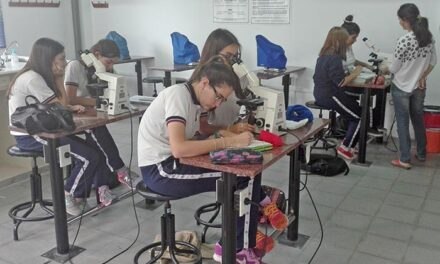 Estudiantes secundarios de General Deheza visitaron el campus