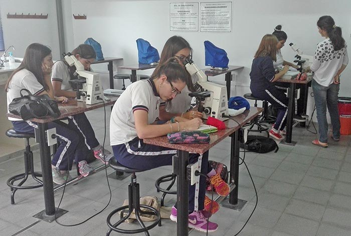 Estudiantes secundarios de General Deheza visitaron el campus
