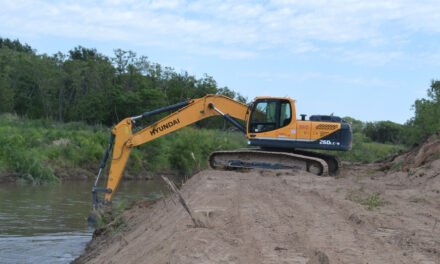 Se realiza la limpieza de ambas márgenes del río Chocancharava