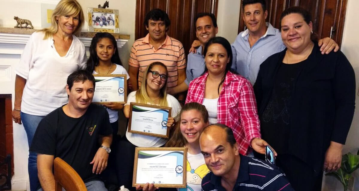 Llamosas reconoció a las nadadoras Murua, Roccia y Centeno