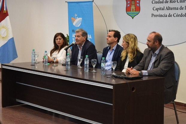 Entregan $ 2.715.000 a productores agropecuarios