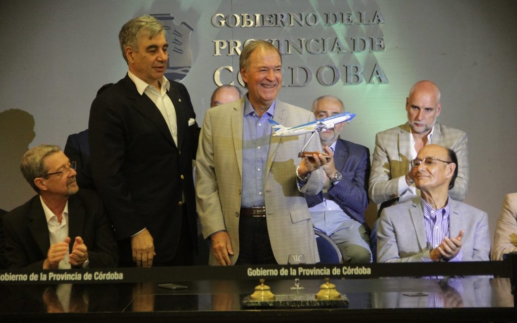 La Provincia y Aerolíneas firman acuerdo para potenciar la conectividad