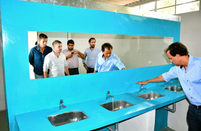 Se inauguró una batería de baños en el sector de El Mogote