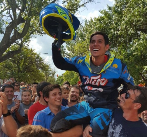 El abrazo del pueblo a Nicolas Cavigliasso