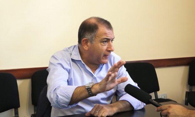 “Estamos parados otra vez en medio de la escena política”