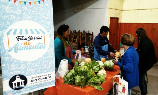 Cientos de vecinos visitaron la Feria Barrial de Alimentos