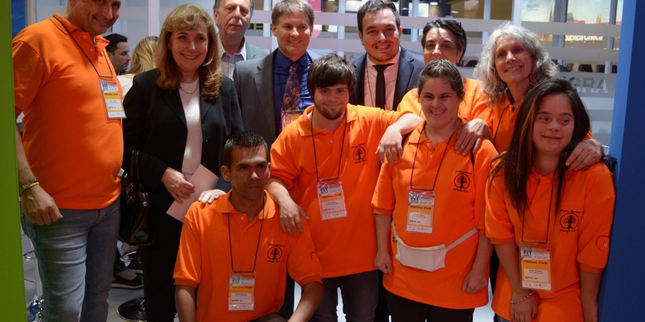 Abrió el primer hotel atendido por jóvenes con síndrome de Down