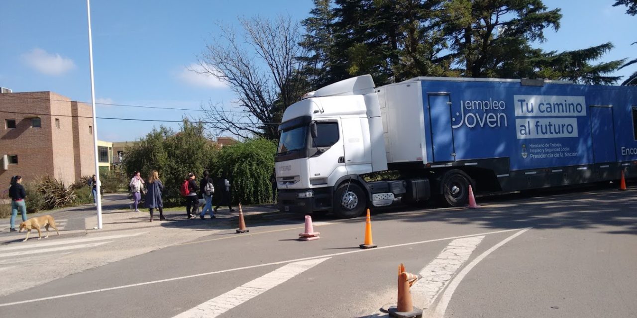 UNRC: Se instaló un camión-oficina del programa Empleo Joven de la Nación