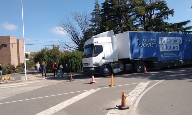 UNRC: Se instaló un camión-oficina del programa Empleo Joven de la Nación