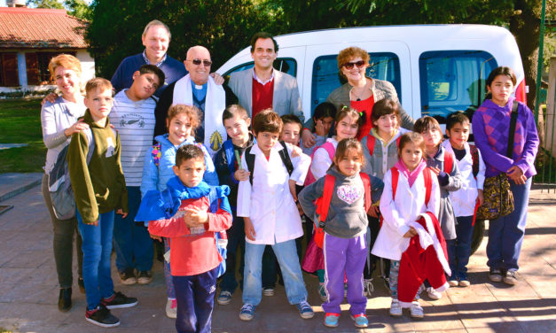 Llamosas entregó un vehículo para la Cuidad de los Niños