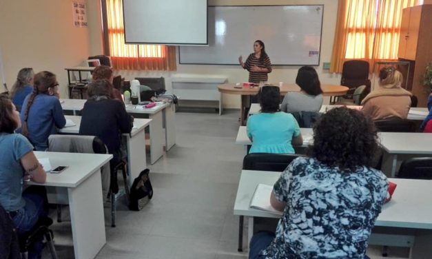 Exactas capacita a su comunidad en lenguaje de señas