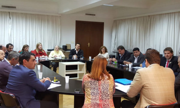 Arias firmó convenios con el Gobierno Nacional