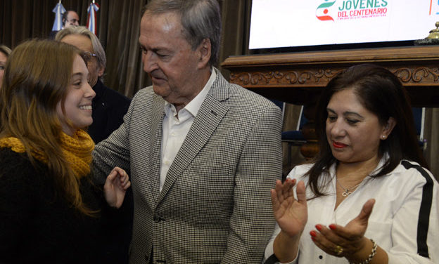 El Gobernador reconoció a los “Jóvenes del Centenario”