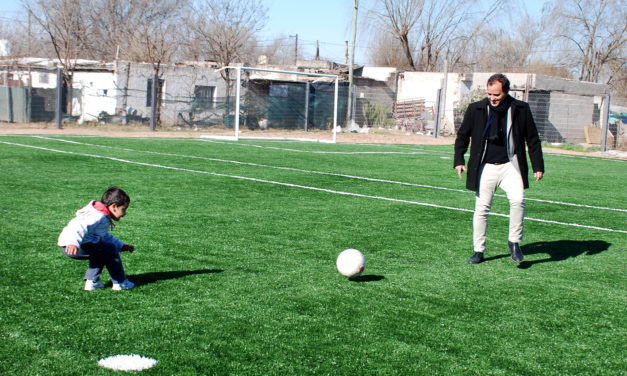 Las Delicias: el intendente Llamosas recorrió la obra de la cancha de fútbol