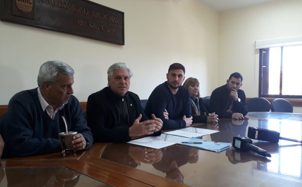 La UNRC firmó un convenio con la Asociación Civil Juventud 1º de Mayo