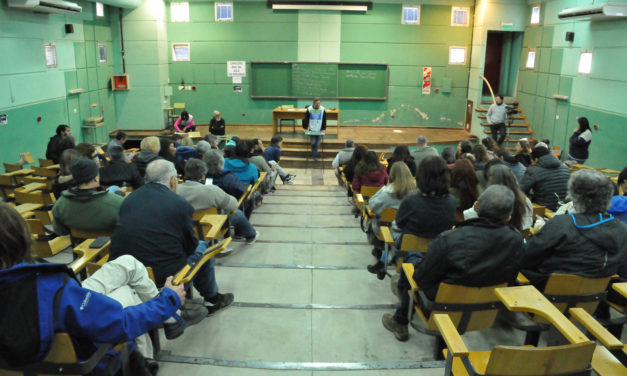 La asamblea de docentes de la UNRC decidió continuar con el paro