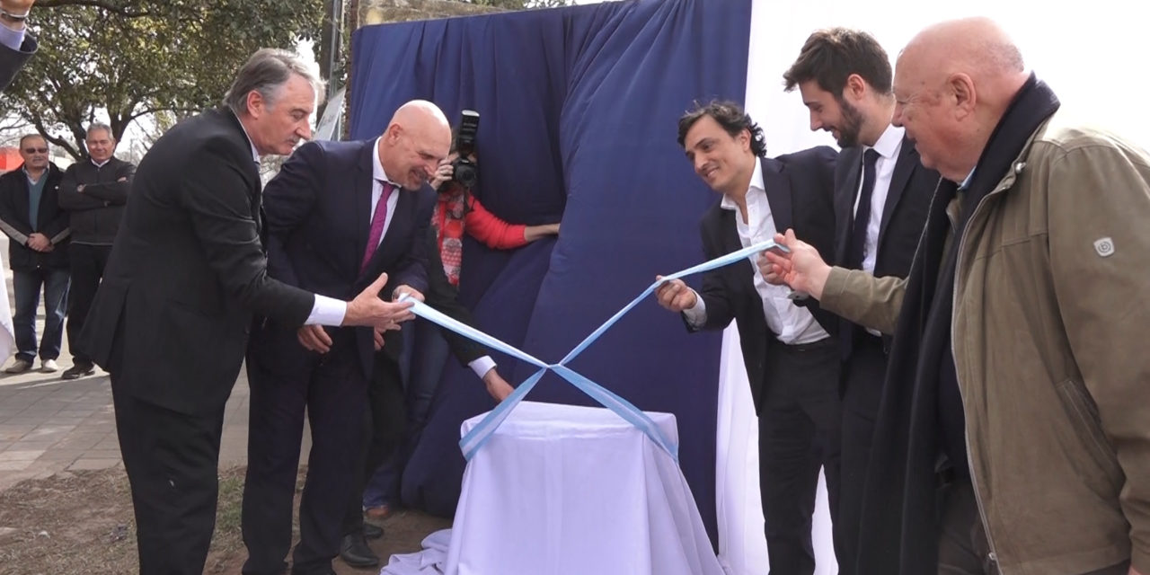 Descubrimiento piedra fundacional del Banco Nación en General Deheza