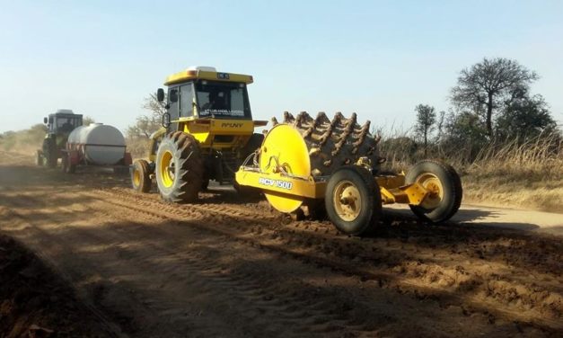 Se realizaron trabajos viales en el camino 8 de Las Acequias