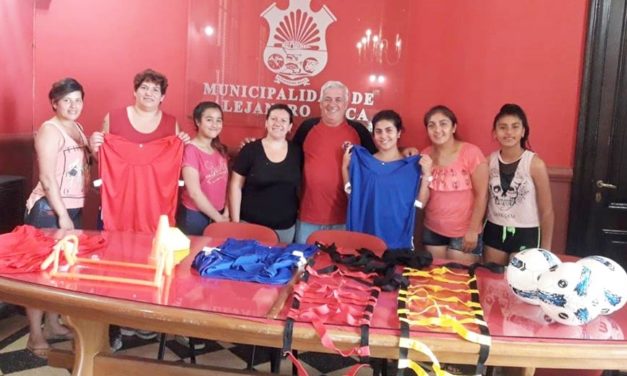 Alejandro Roca: Entrega de elementos deportivos al plantel de fútbol femenino