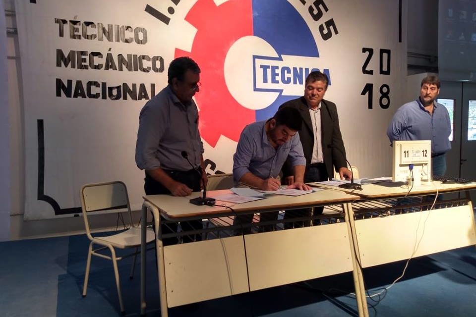 Firma de convenio de cooperación entre municipios y el IPET n° 255 de La Carlota