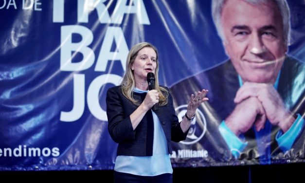 Adriana Nazario y La Militante en la mesa de conducción del PJ