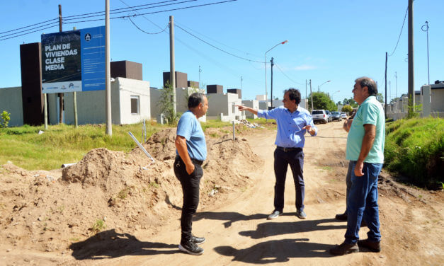 Llamosas supervisó el avance de las viviendas en Guarnición Aérea