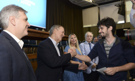 300 Tutores Pares recibieron sus tarjetas de débito