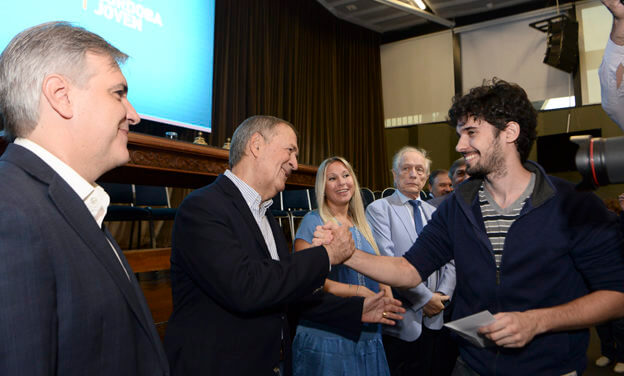 300 Tutores Pares recibieron sus tarjetas de débito