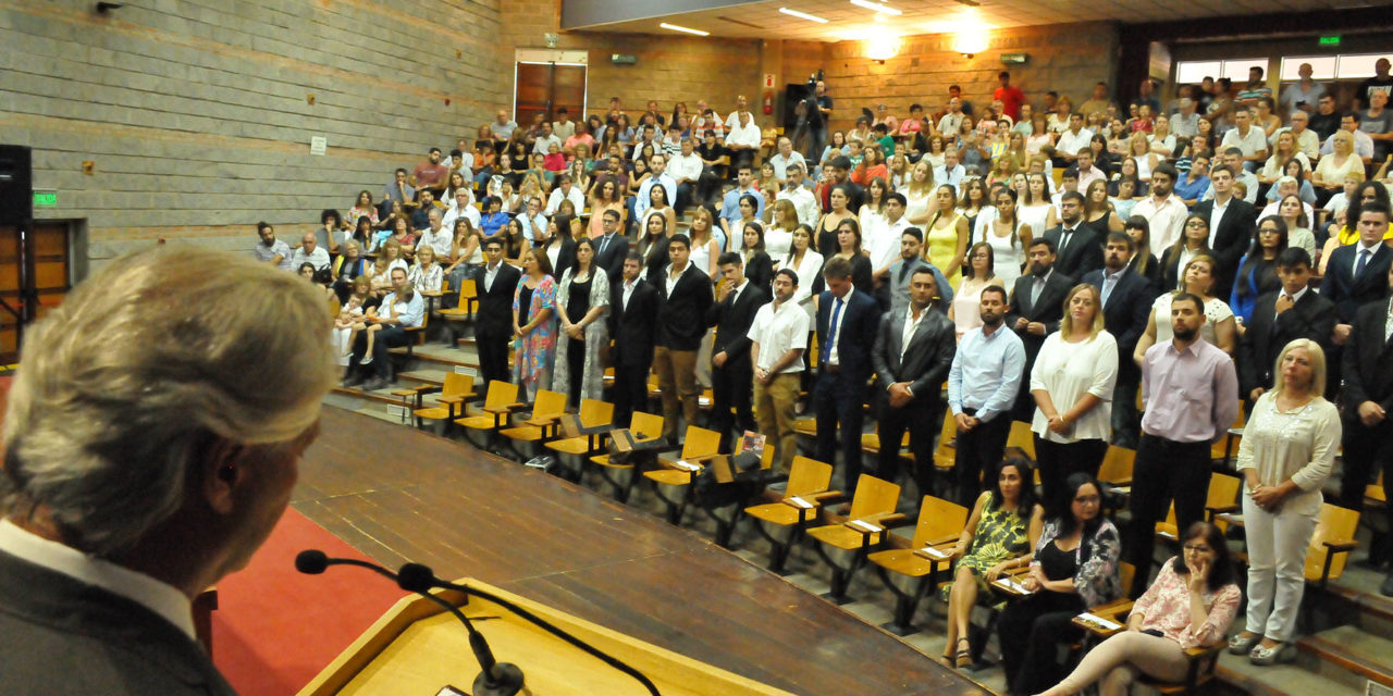 Firme defensa de la educación pública en la primera colación de grado de la UNRC