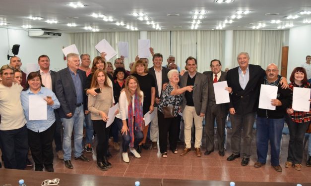 La Provincia entregó escrituras a vecinos de Río Cuarto