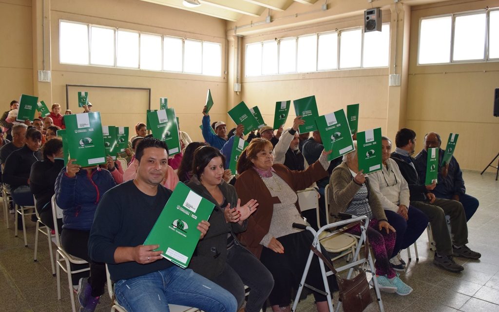 Entrega de escrituras a familias riocuartenses