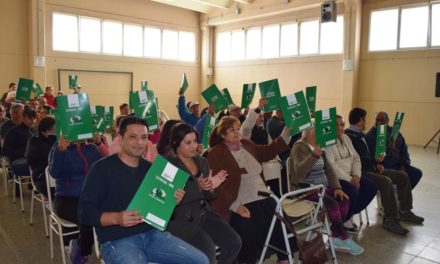 Entrega de escrituras a familias riocuartenses