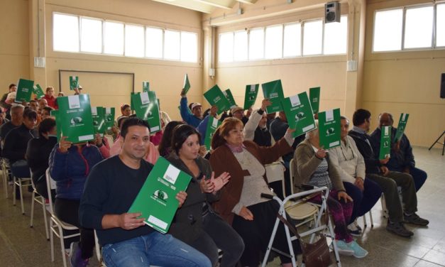 Entrega de escrituras a familias riocuartenses
