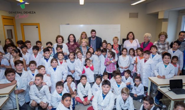 General Deheza: entrega de computadoras a la escuela Dr. René Favaloro