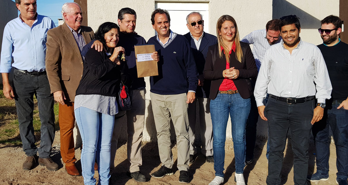 El Intendente Llamosas entregó 24 nuevas viviendas