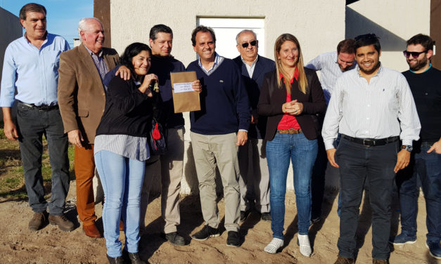 El Intendente Llamosas entregó 24 nuevas viviendas