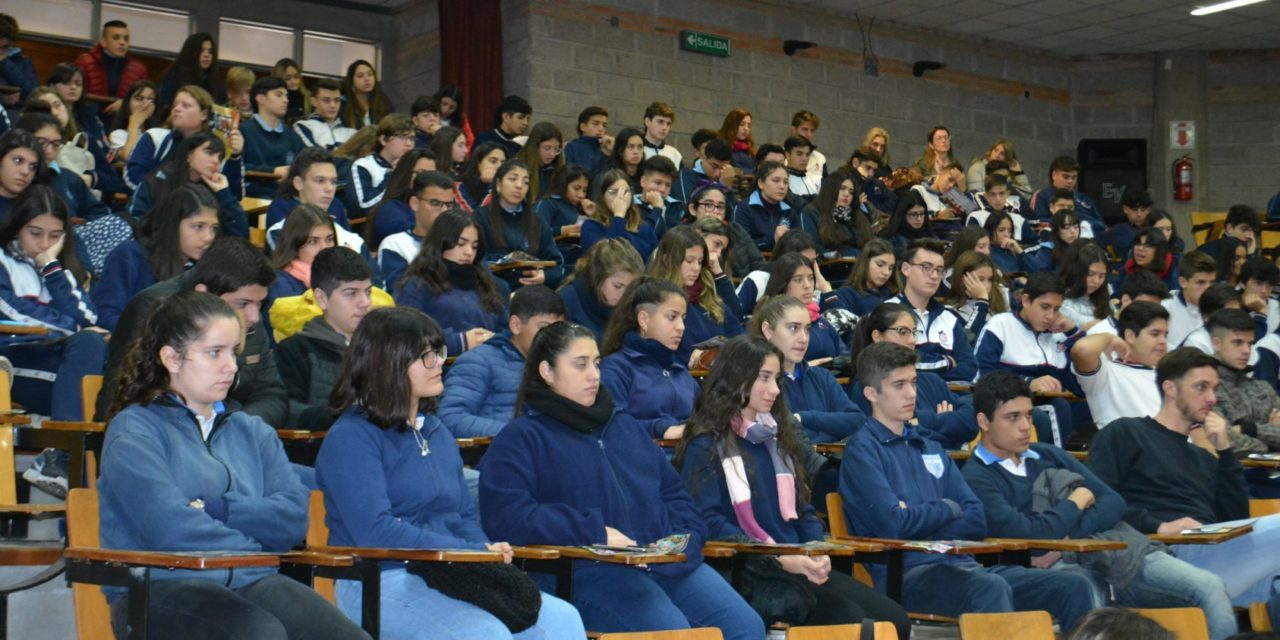 La Facultad de Ciencias Económicas presentó su oferta académica a estudiantes secundarios